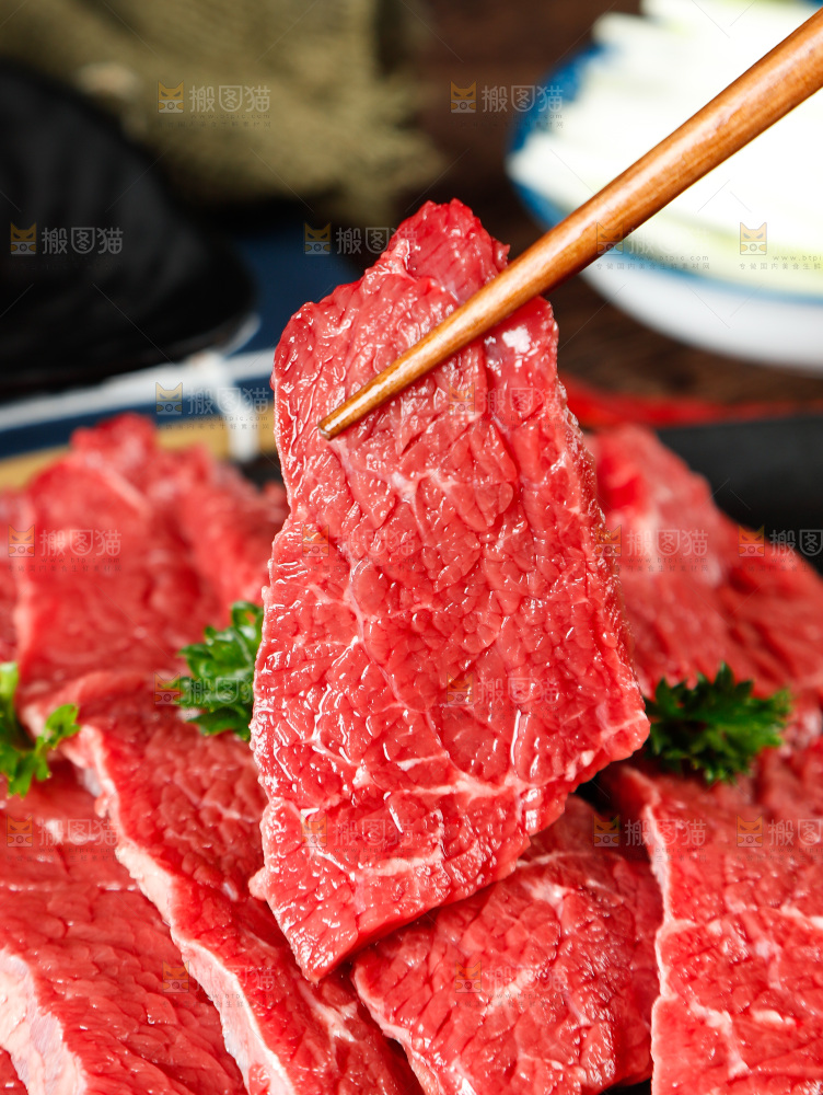 筷子夹着牛肉片