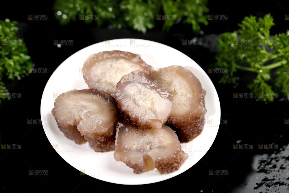 黑石板上切开的海参