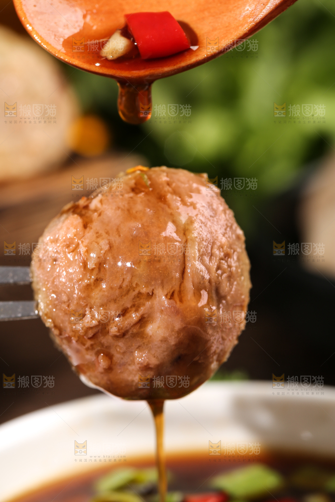 叉子叉着牛肉丸