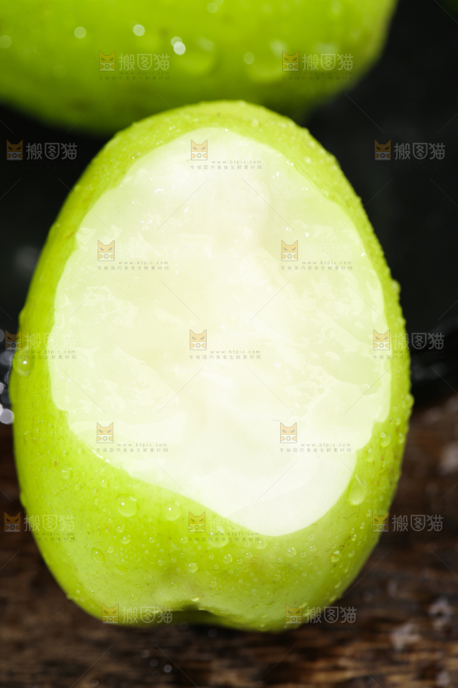 黑底上的新鲜牛奶枣