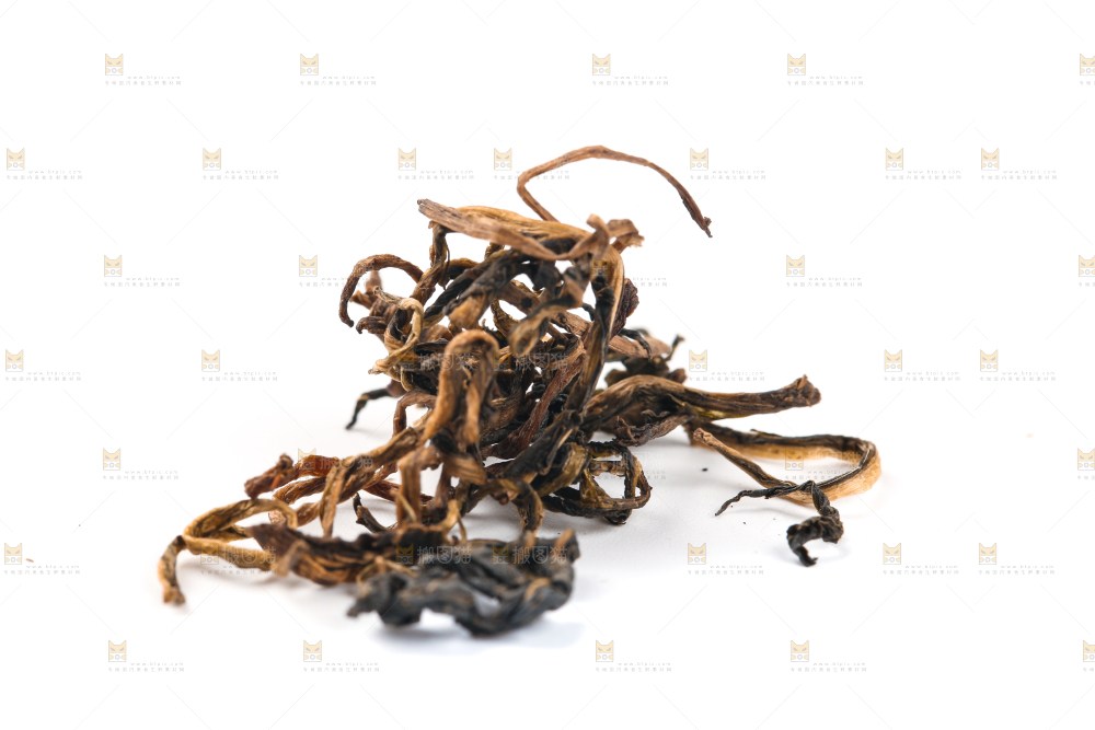 白底上放着蒲公英茶