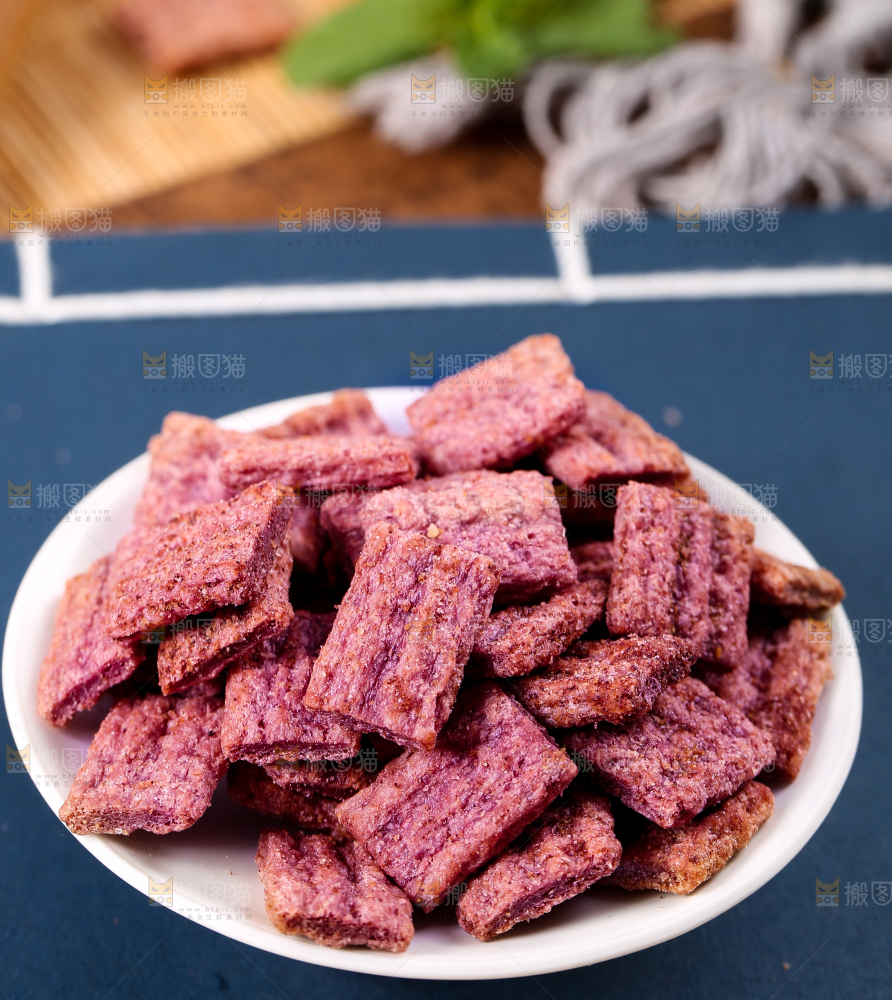 盘子里装着紫薯锅巴