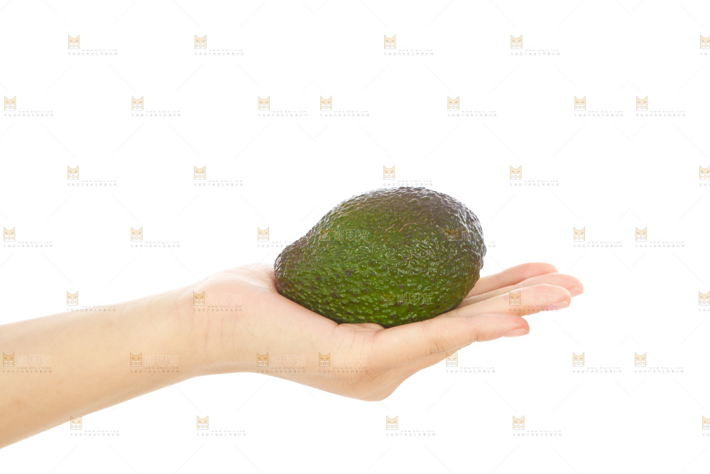 手里拿着牛油果