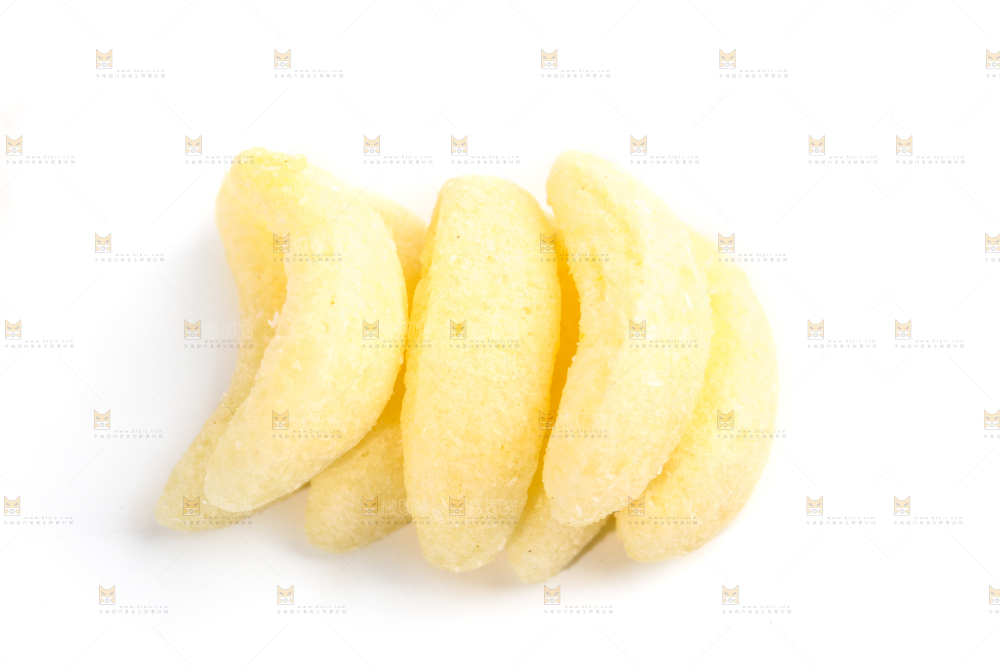 白底上放着一堆香蕉脆