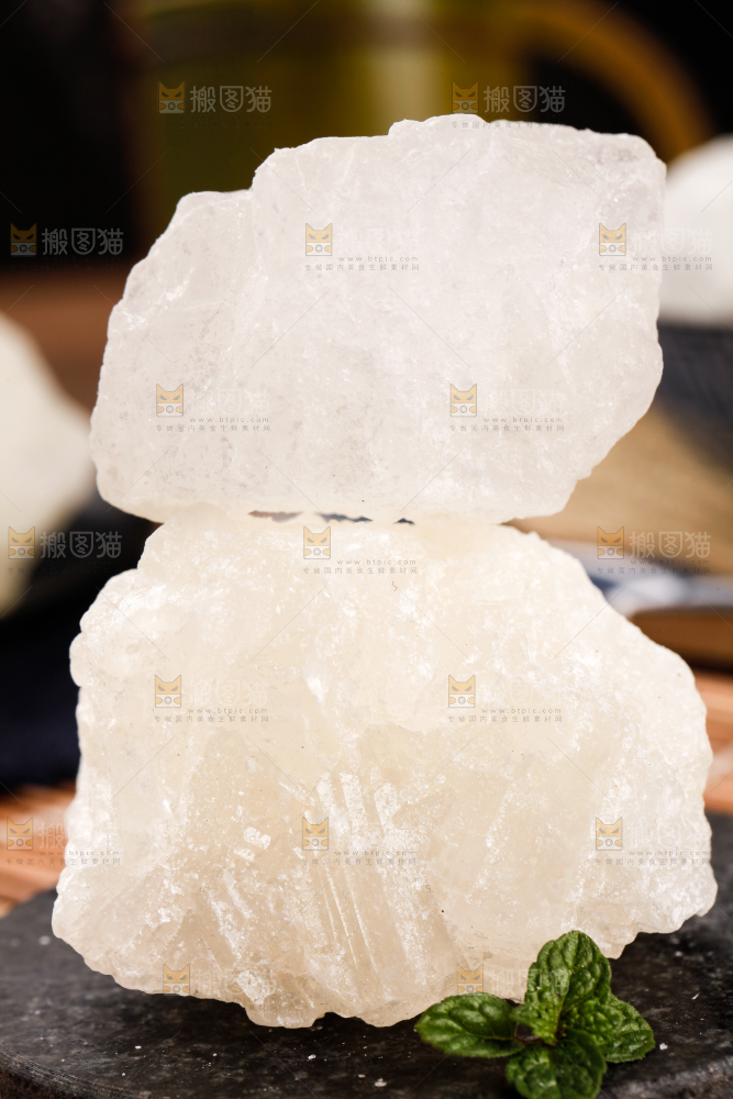 黑底上放着多晶冰糖