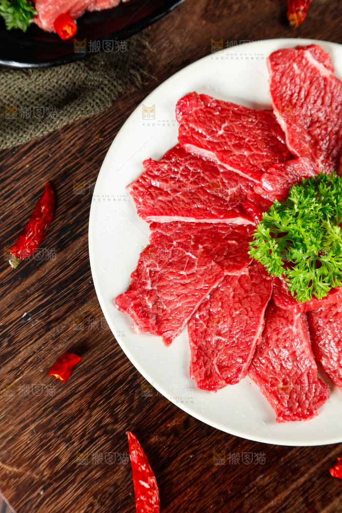 木底上放着一盘鲜牛肉