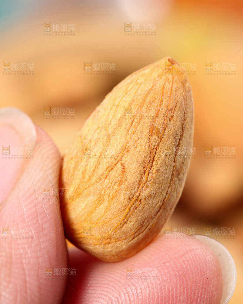 手拿杏仁