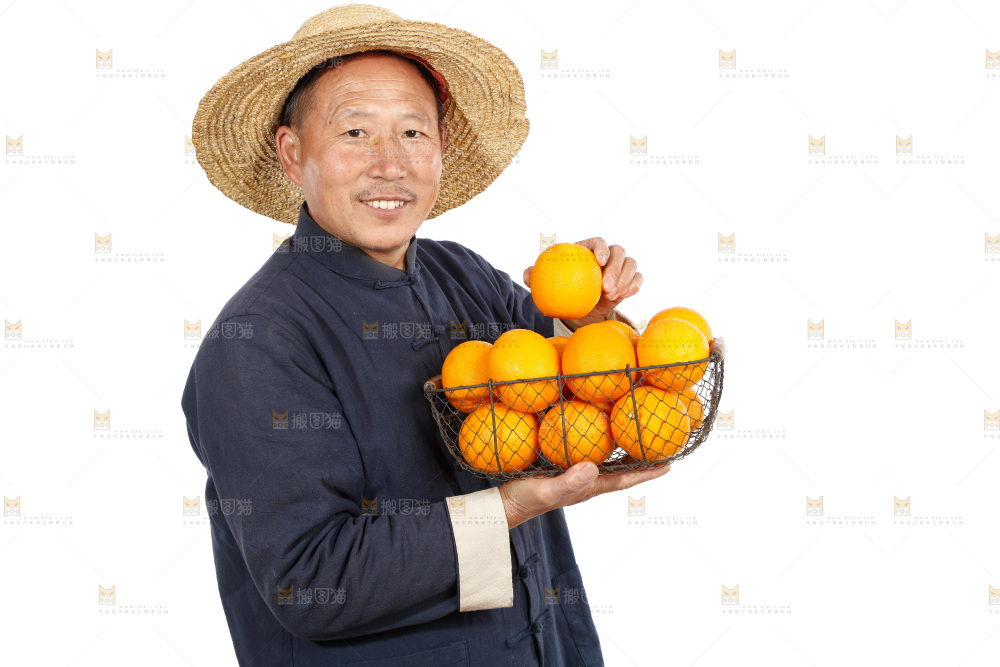 农民手里端着一篮橙子