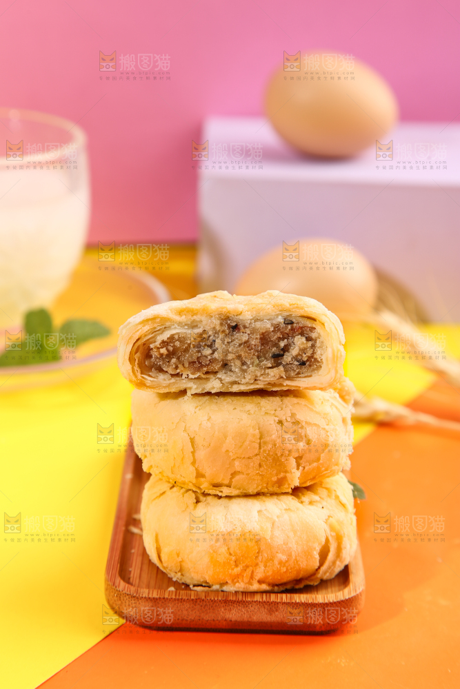 浅底上的酥皮月饼
