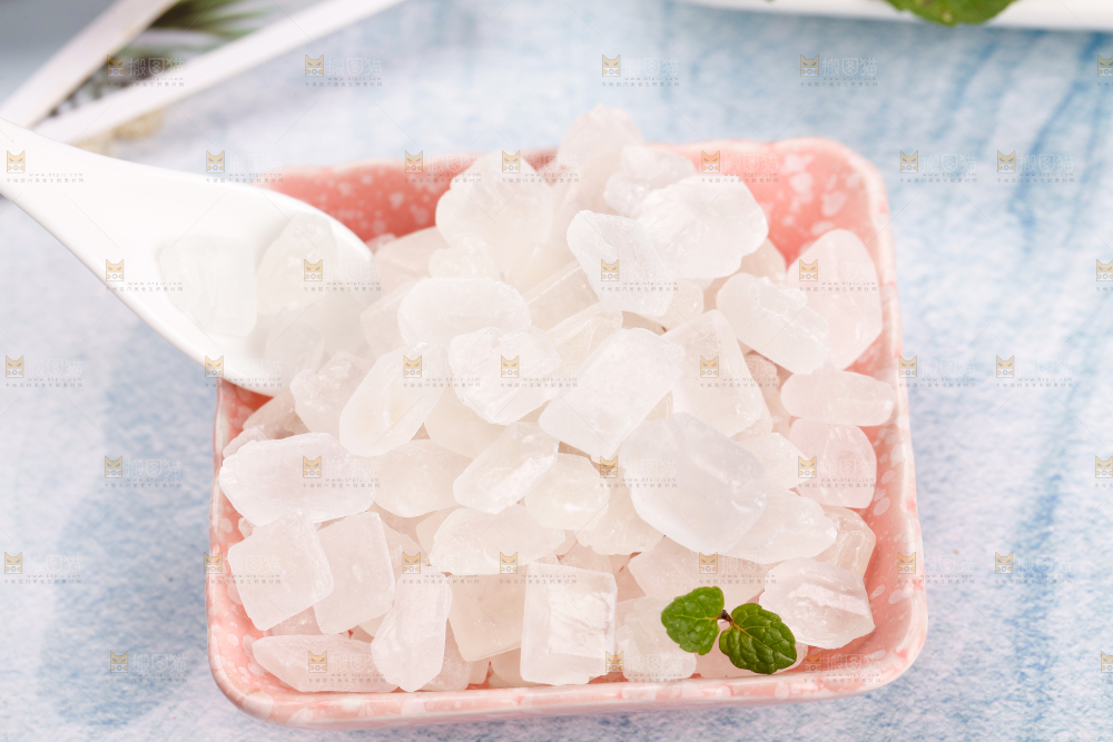 盘子里装着白冰糖