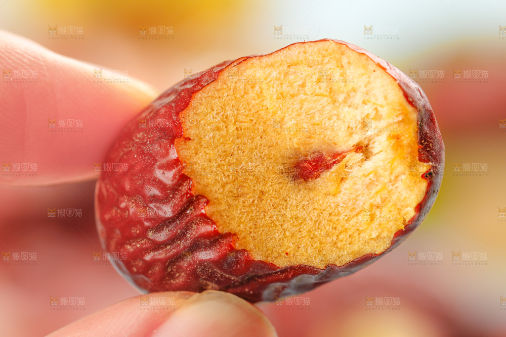 手拿吊干枣