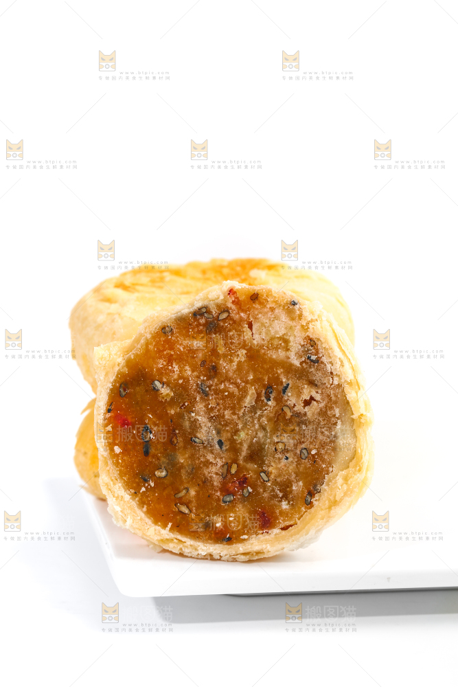 白底上放着一盘酥皮月饼