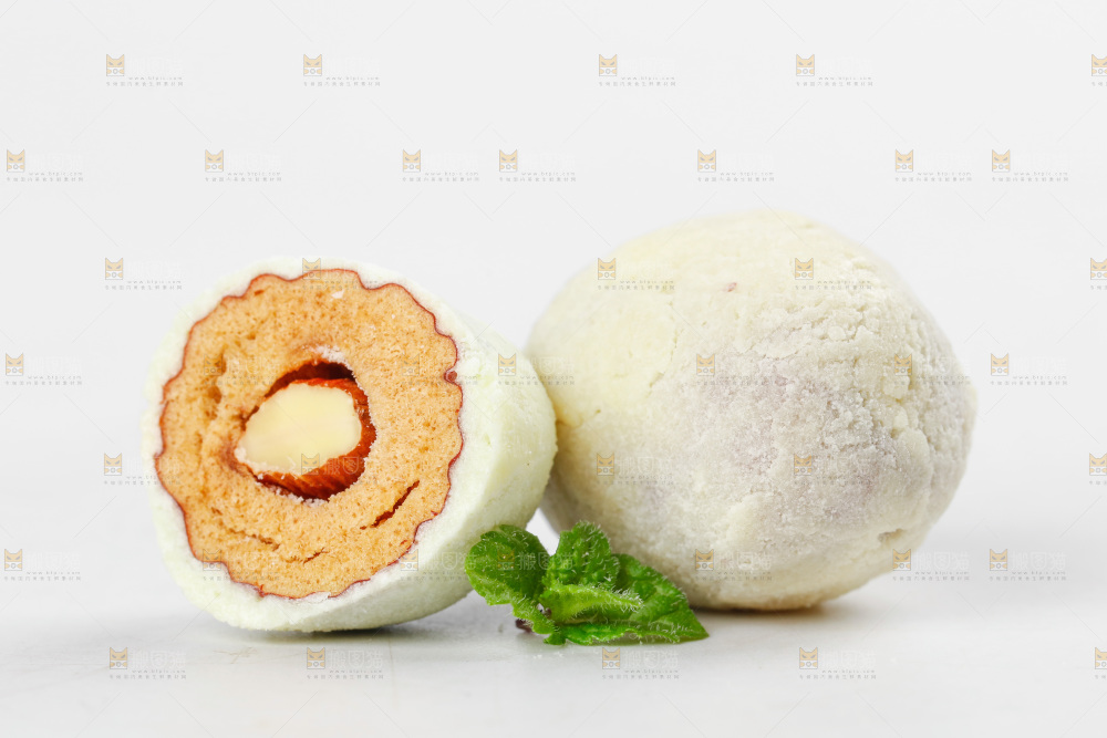 白底上放着切开的巴旦木奶枣