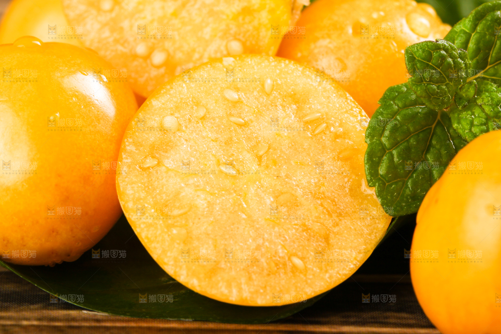 条纹布上摆放着姑娘果