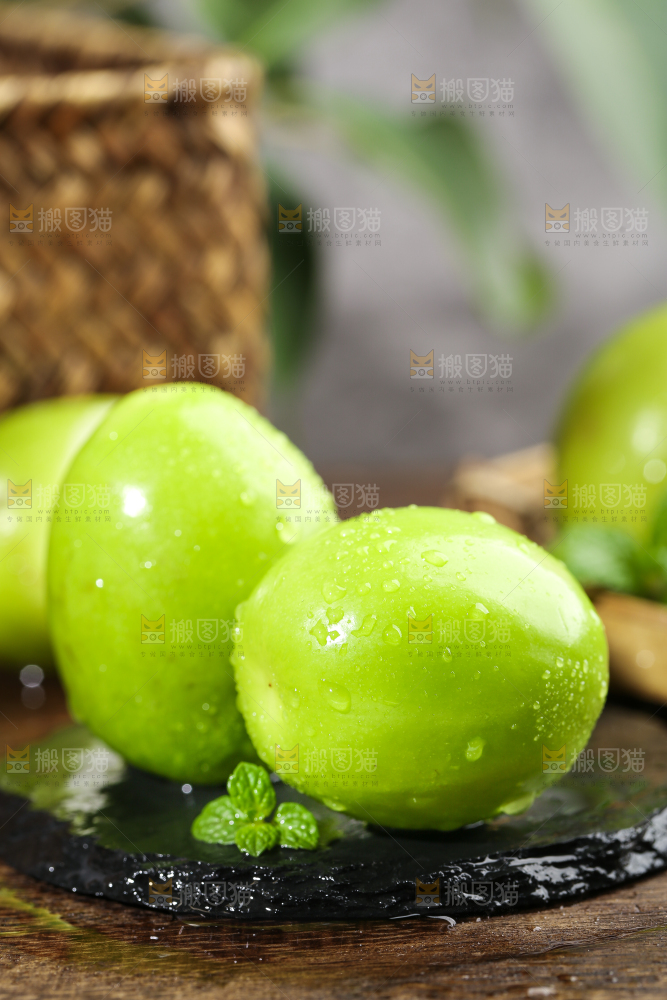 黑石板上的牛奶大青枣