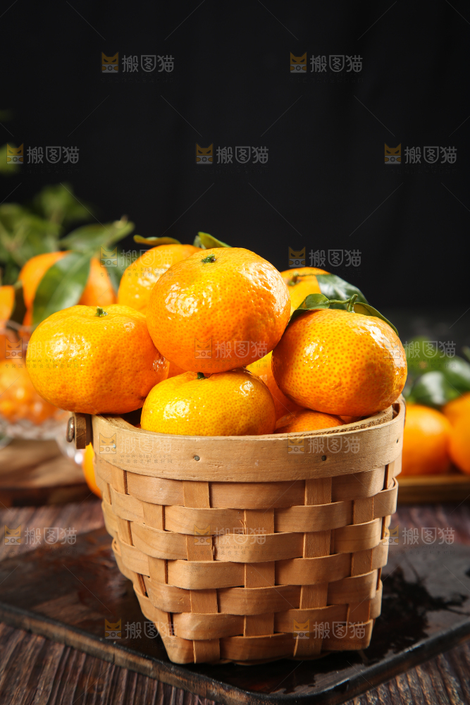 深底上放着一筐新鲜砂糖橘