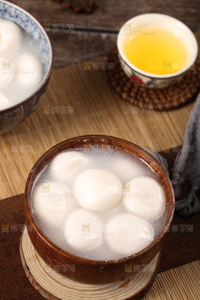 汤碗里放着汤圆