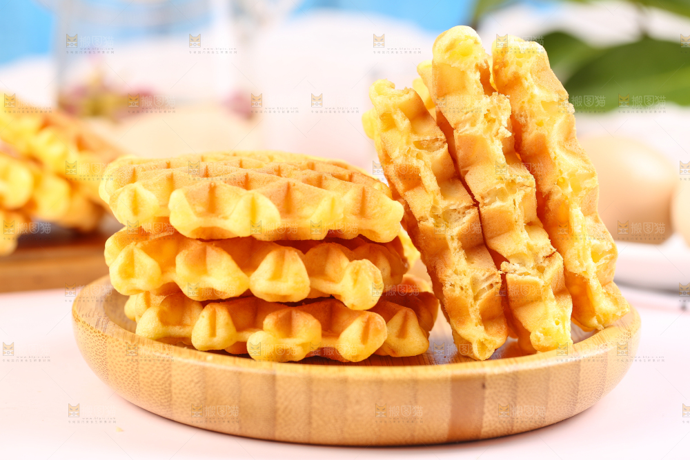 浅底上放着一盘华夫饼