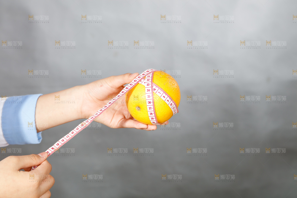 手里正在测量橙子