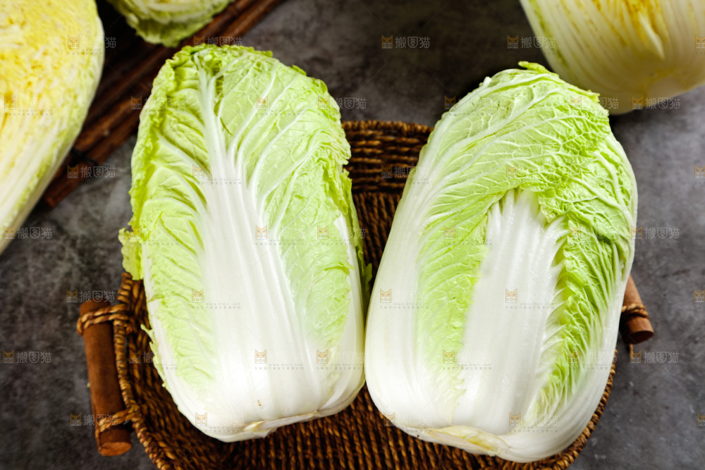 石板上放着一筐山东大白菜