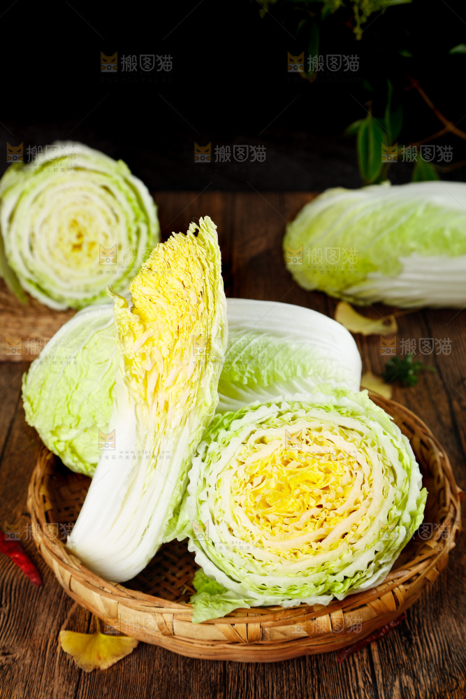 木底上放着一筐大白菜