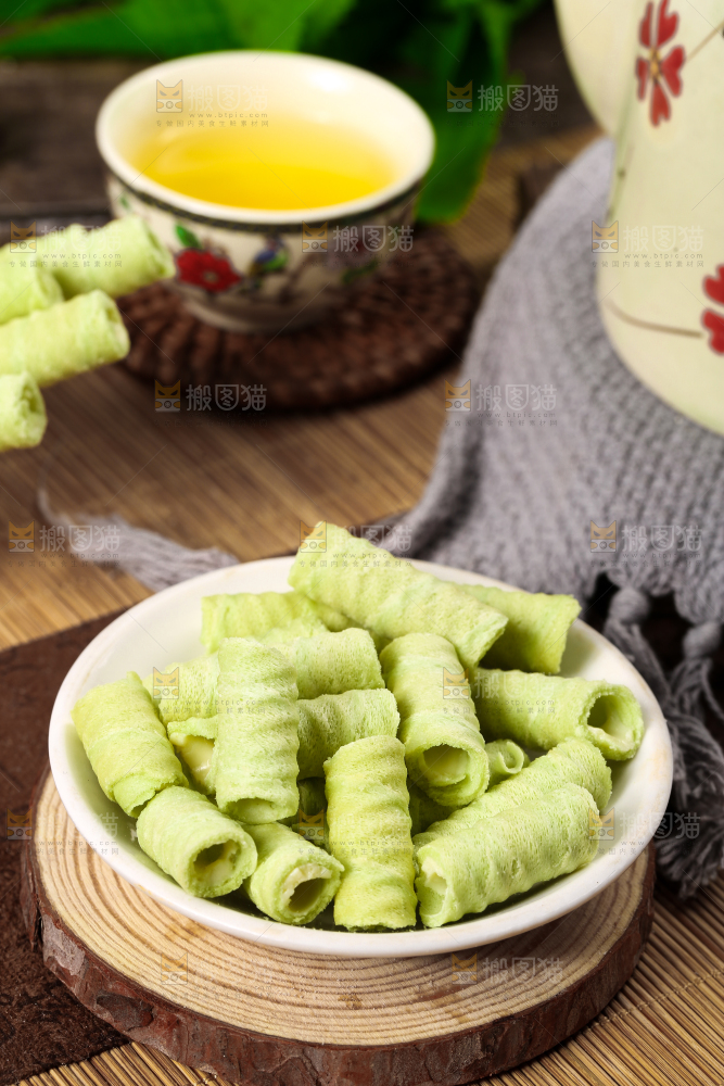 盘子里放着抹茶卷