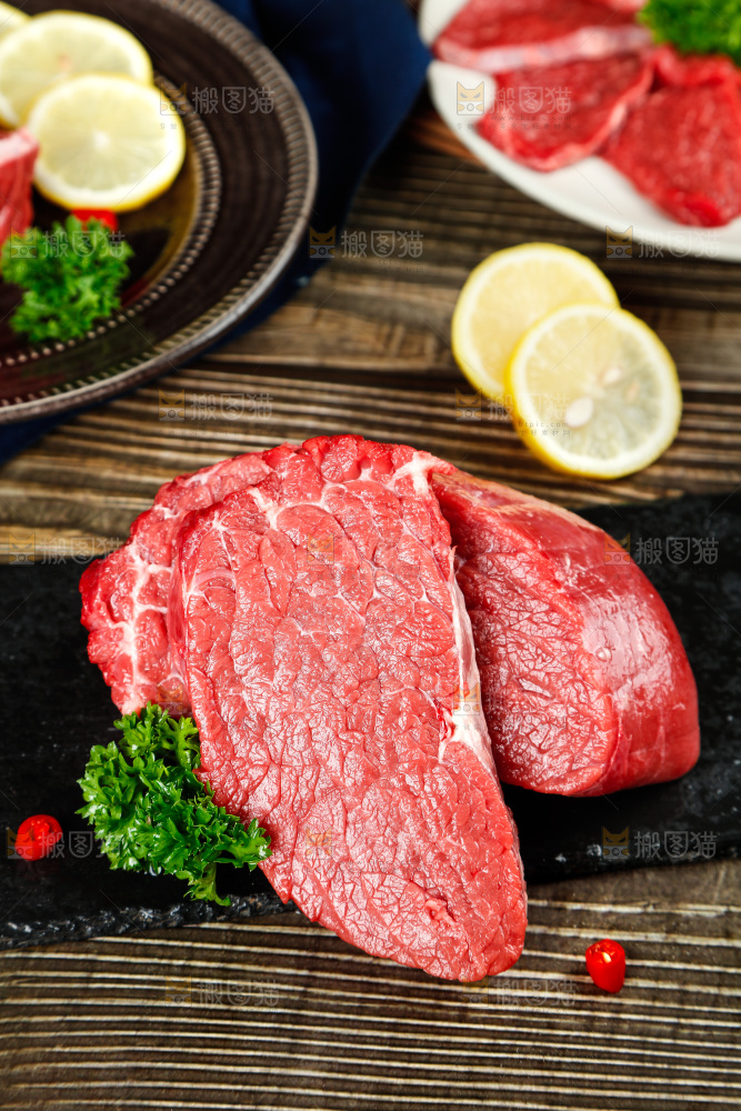 木底上放着一盘牛肉