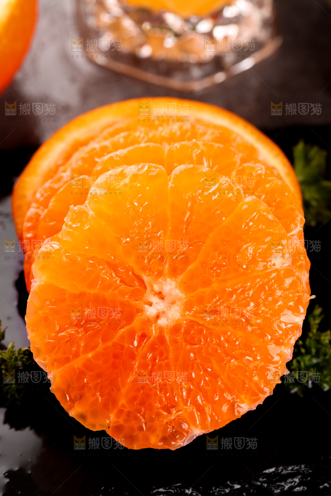 黑底上放着切开的新鲜沃柑果肉