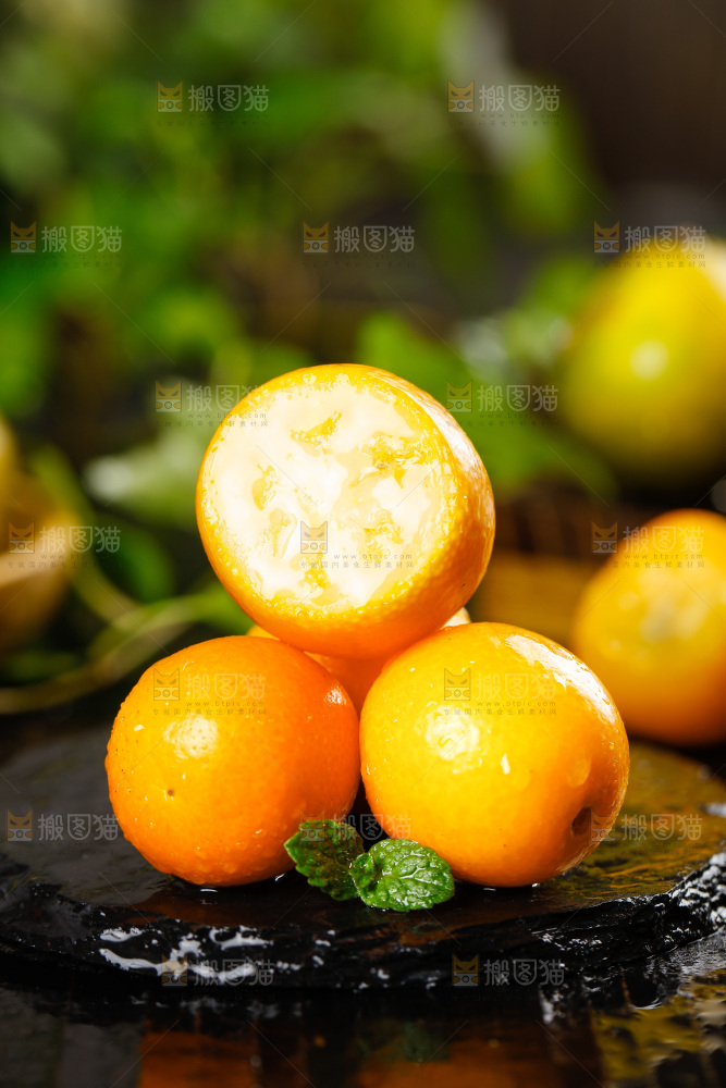 黑底上放着小金桔