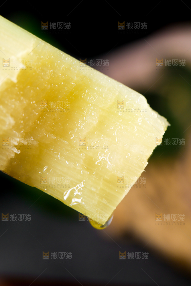 深底上削皮的陶山甘蔗