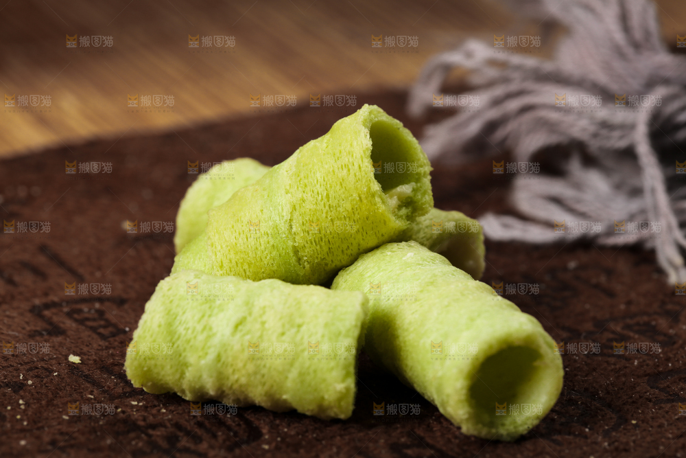 木底上摆放着抹茶卷