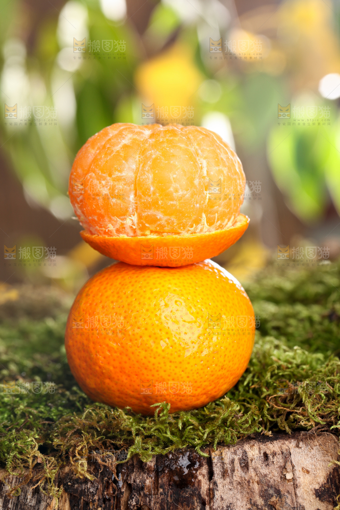 草地上放着包皮的砂糖橘