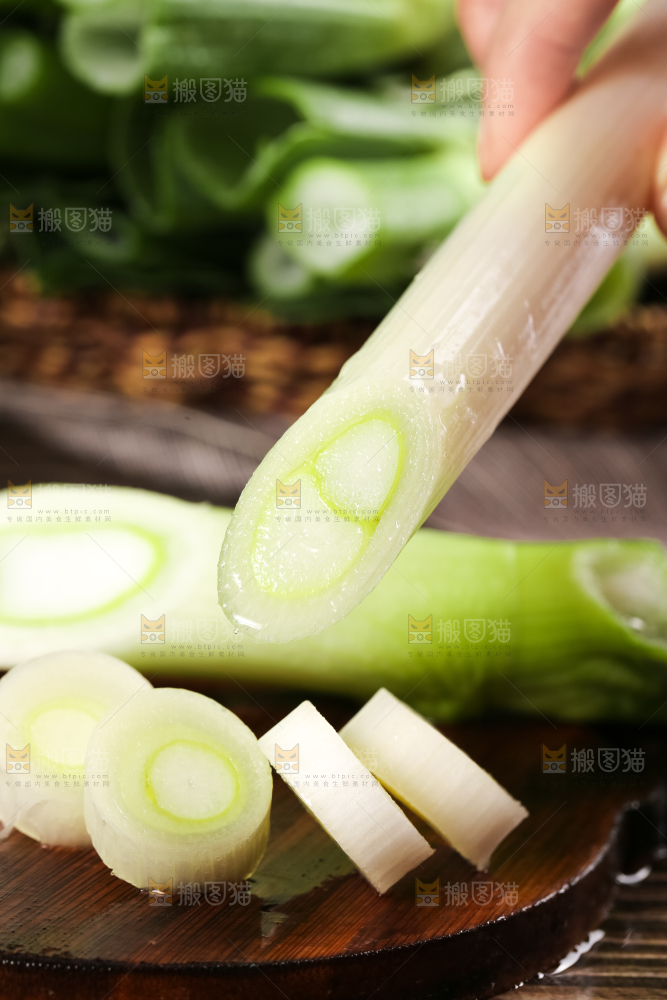 手拿大葱白