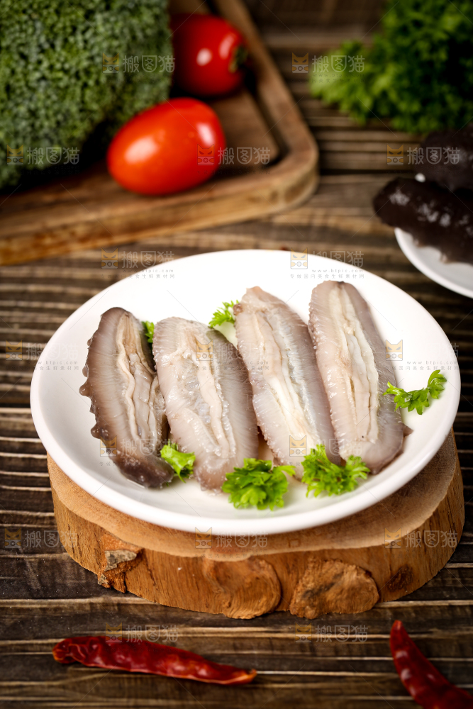 木底上放着一碗海刺参