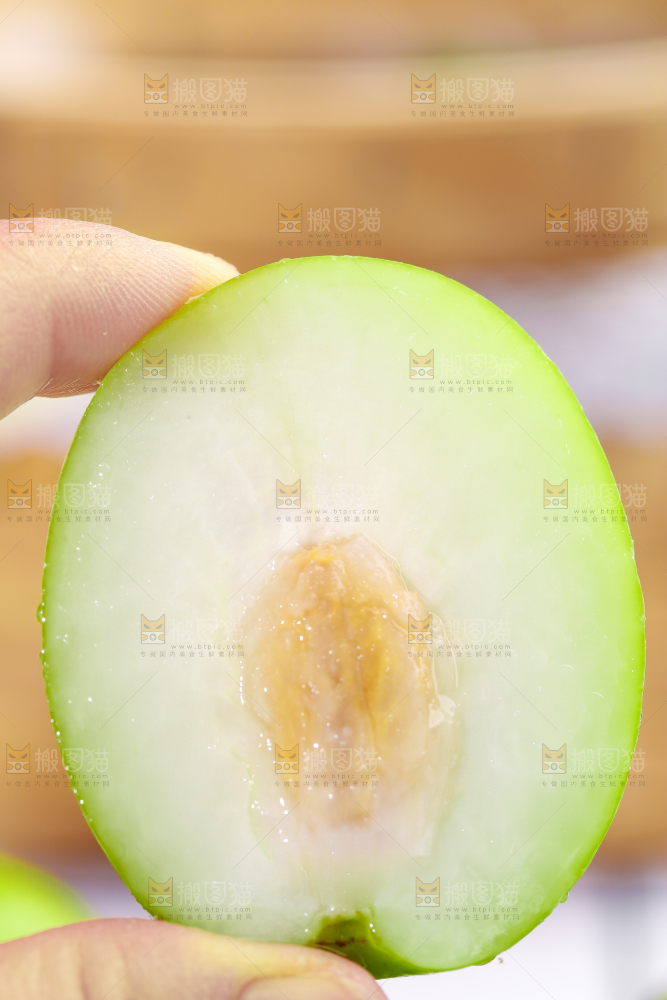 手拿切开的牛奶枣