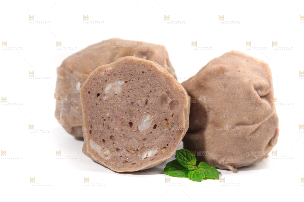 白底上放着切开的潮汕牛肉丸