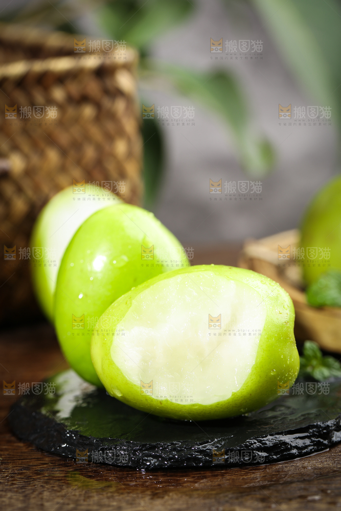 黑底上的新鲜牛奶枣