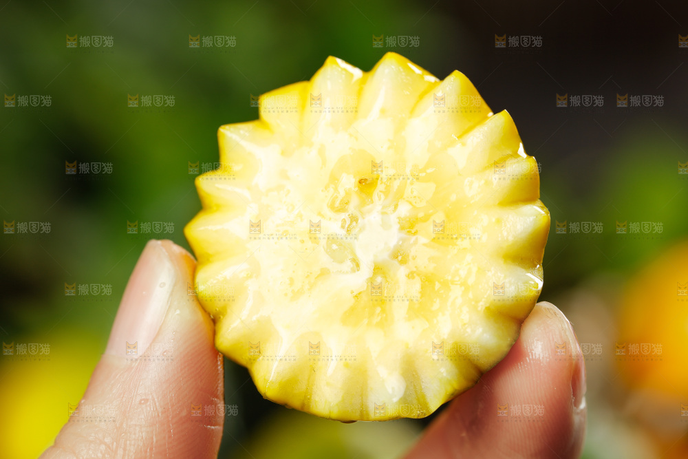 手里拿着金橘