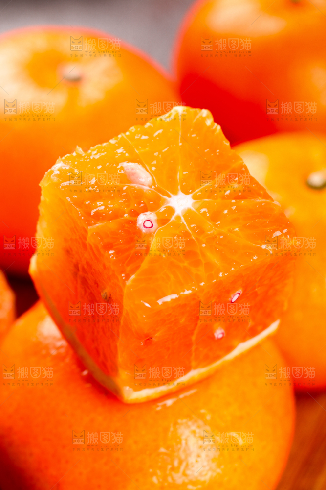 木底上的沃柑果肉