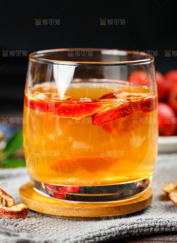 杯子里装着山楂片泡的水