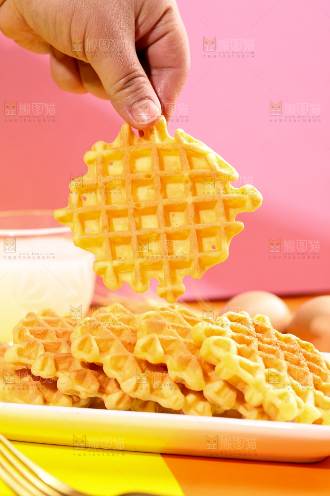 手拿华夫蛋糕