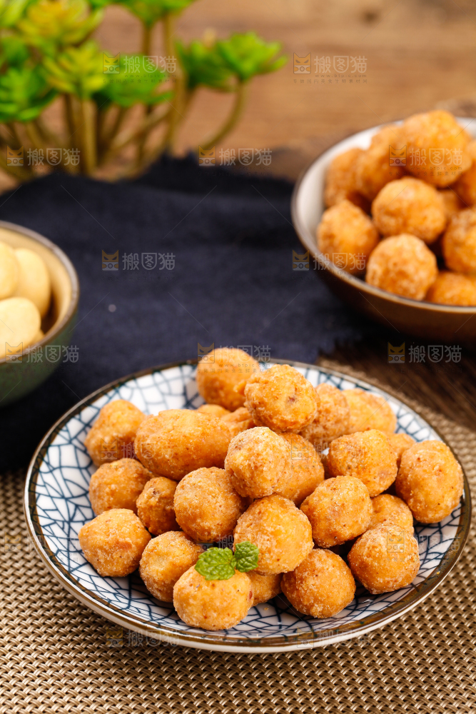 碟子里放着多味花生豆