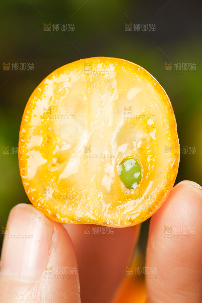 手里拿着小金桔