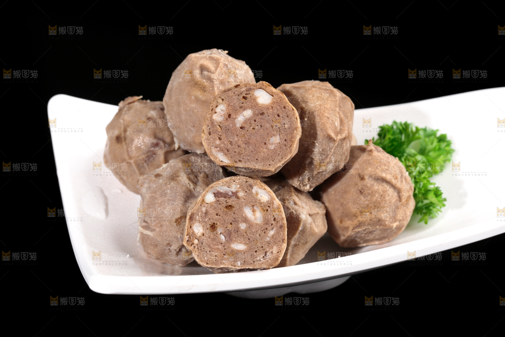 黑底上放着一盘牛肉丸