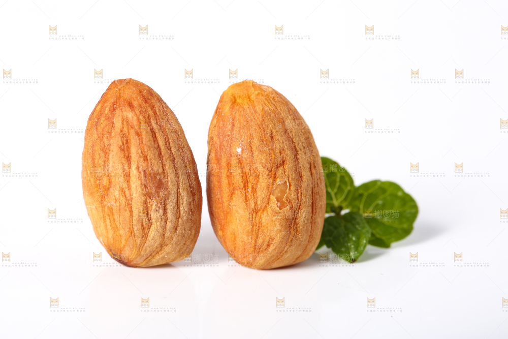 白底上的巴旦木