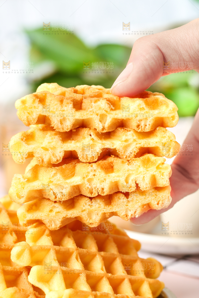 手拿华夫饼