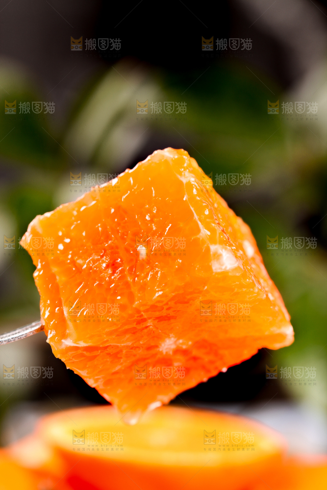 叉子叉着沃柑果肉
