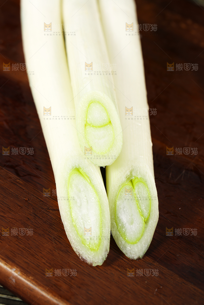 木底上放着甜葱