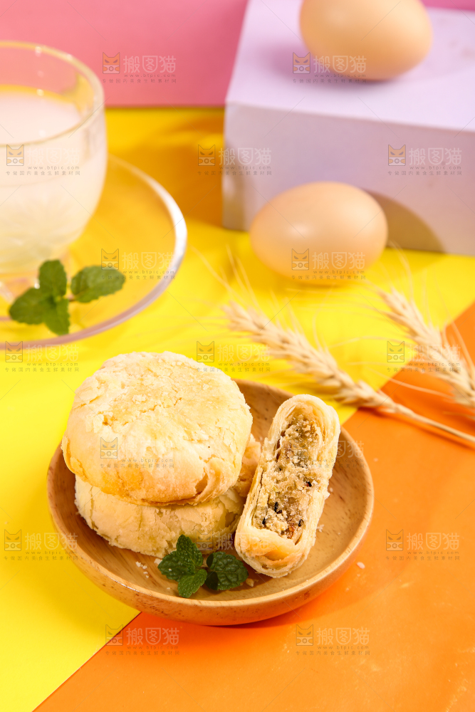 一盘苏式馅饼放在浅底上