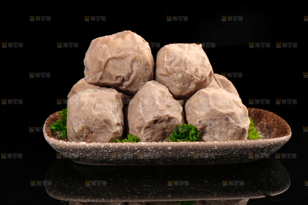 一盘潮汕牛肉丸放在黑底上